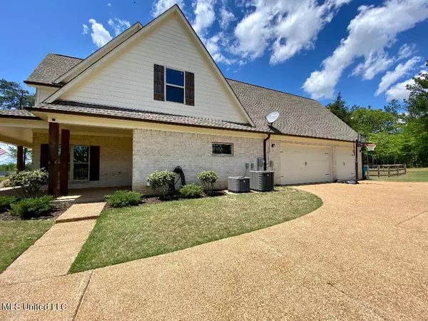 Byhalia, MS 38611,12728 Pebble Ridge Drive