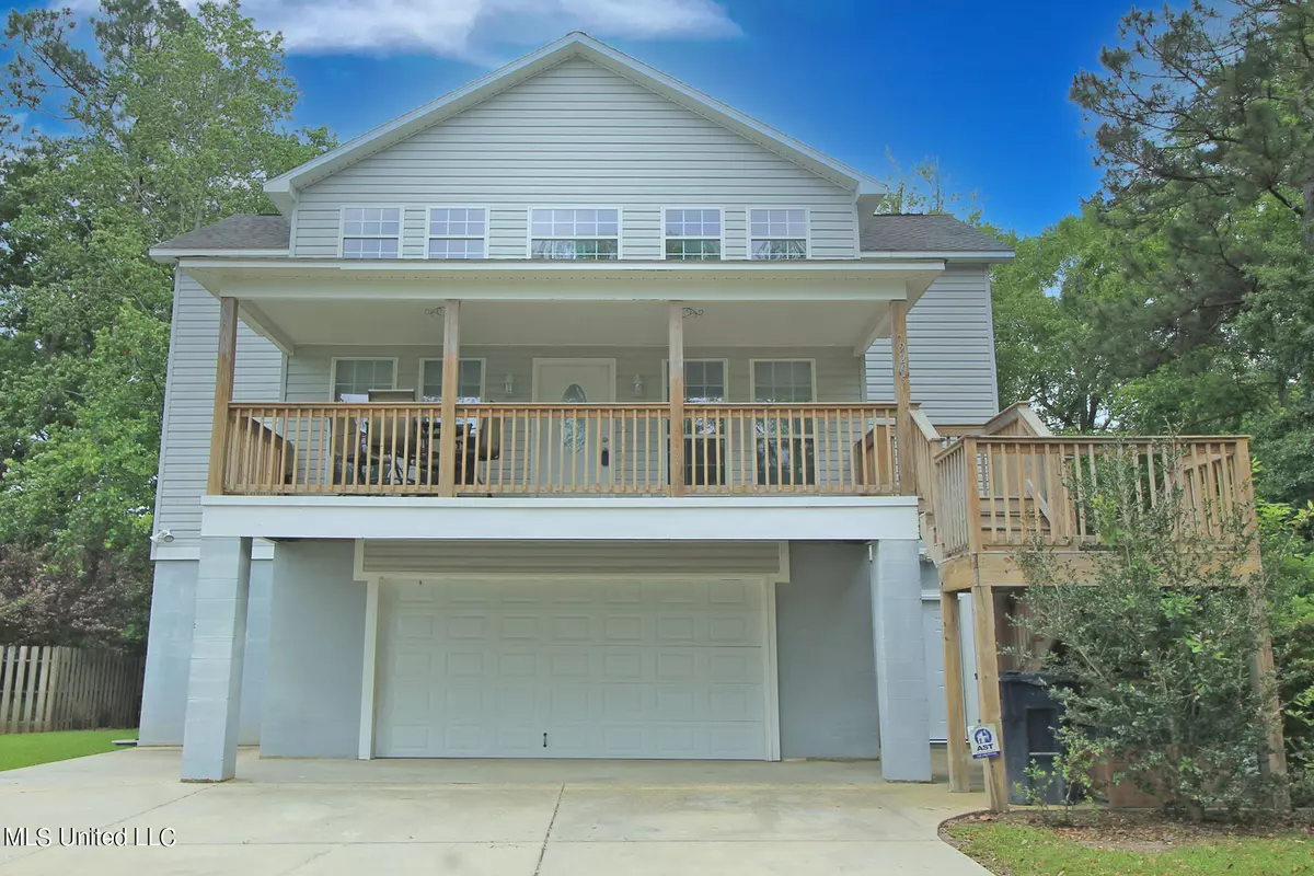 Ocean Springs, MS 39564,9205 Persimmon Avenue