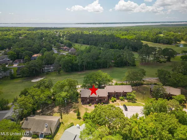 249 Lakeside Villa #J, Diamondhead, MS 39525