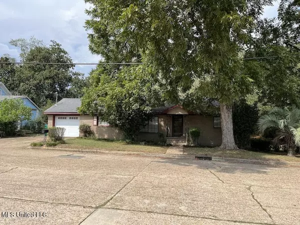 611 E Pine Avenue, Wiggins, MS 39577