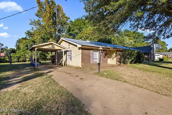 2336 W Clubview Circle, Yazoo City, MS 39194