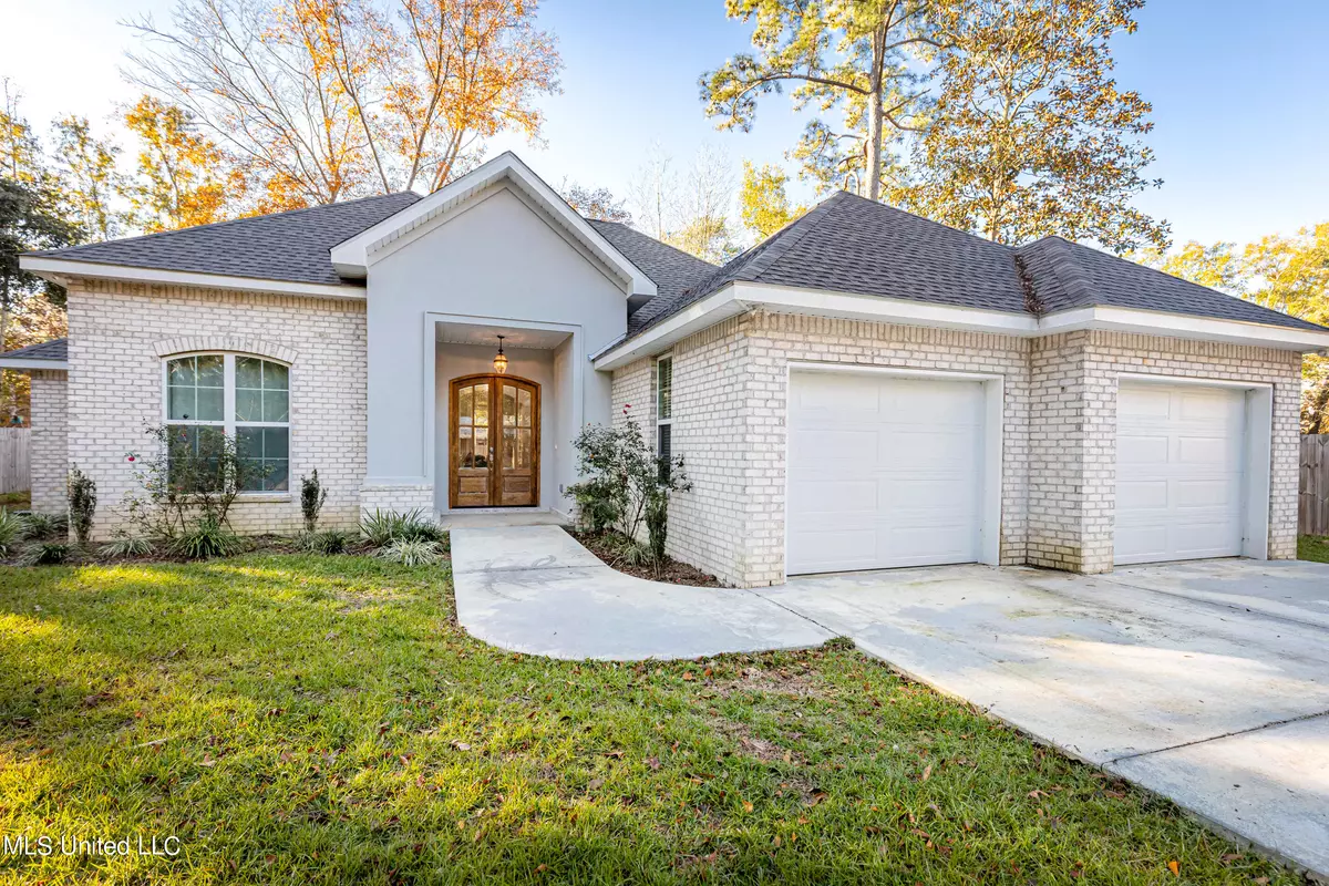 Ocean Springs, MS 39564,9317 Dogwood Avenue