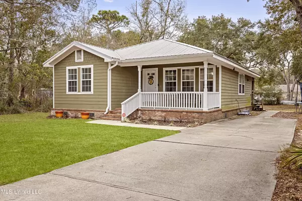 909 Lime Street, Ocean Springs, MS 39564