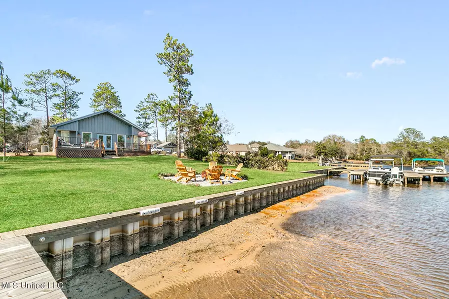 923 W Lakeshore Drive, Carriere, MS 39426