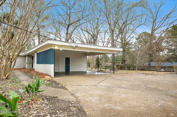 Clinton, MS 39056,214 W Lakeview Drive