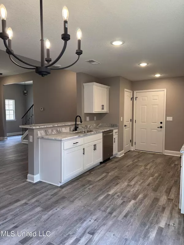 Southaven, MS 38671,284 Flower Garden Drive Drive