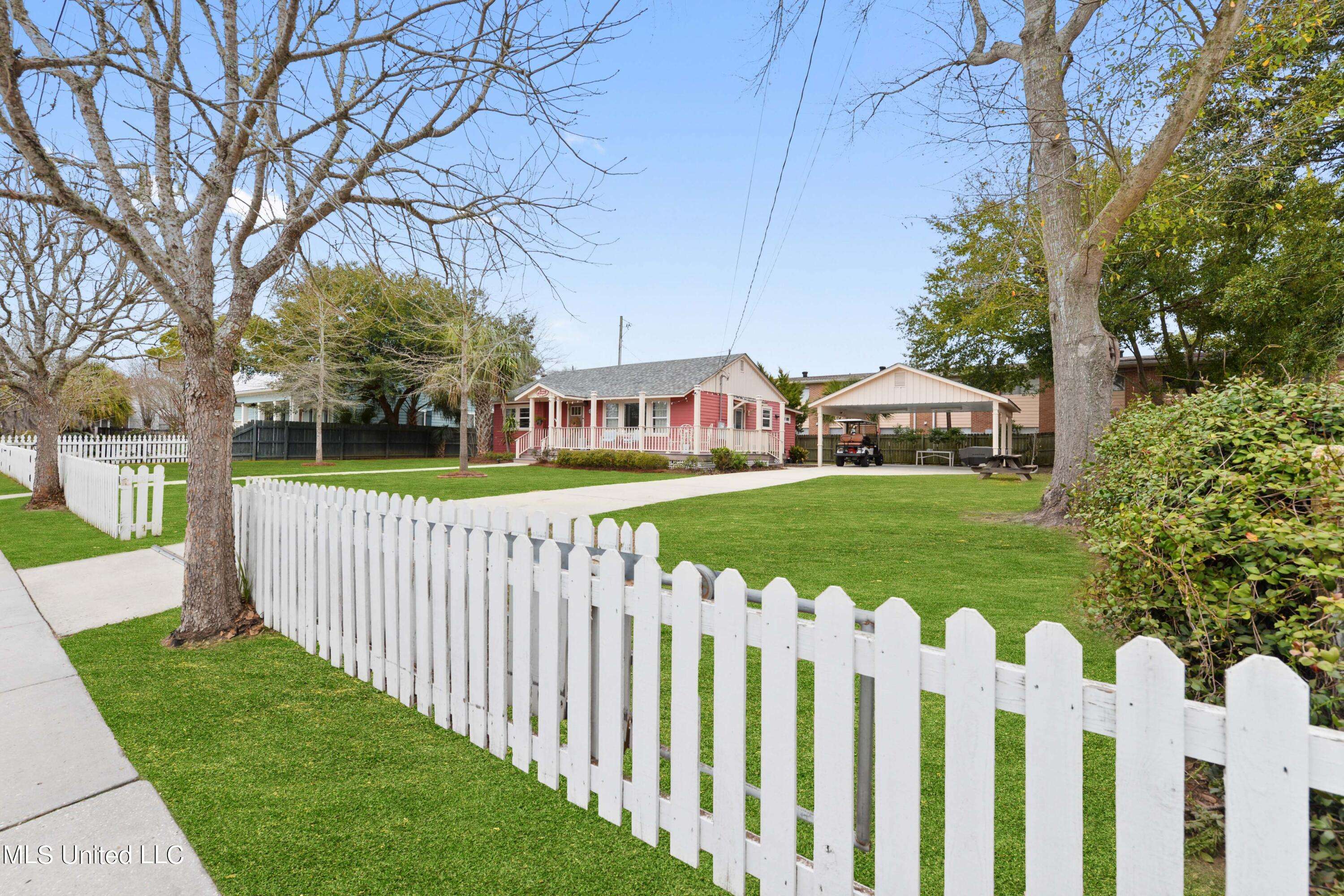 Bay Saint Louis, MS 39520,135 Demontluzin Avenue