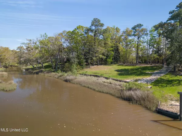 3013 Magnolia Lane, Ocean Springs, MS 39564