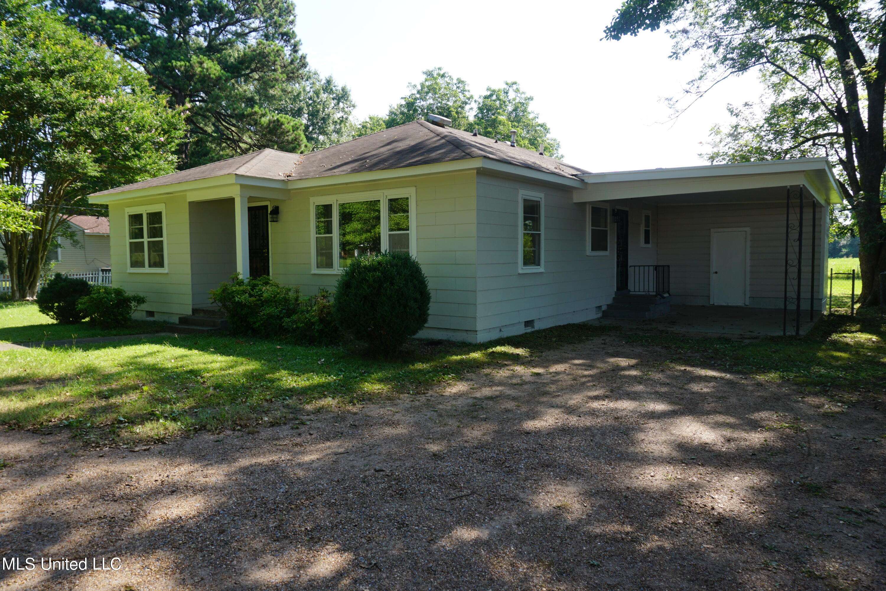 Senatobia, MS 38668,329 N Heard Street Street