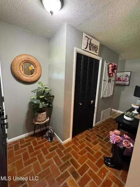 1310 Queen Park Circle, Ocean Springs, MS 39564