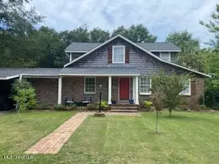 1502 Kensington Avenue,  Ocean Springs,  MS 39564