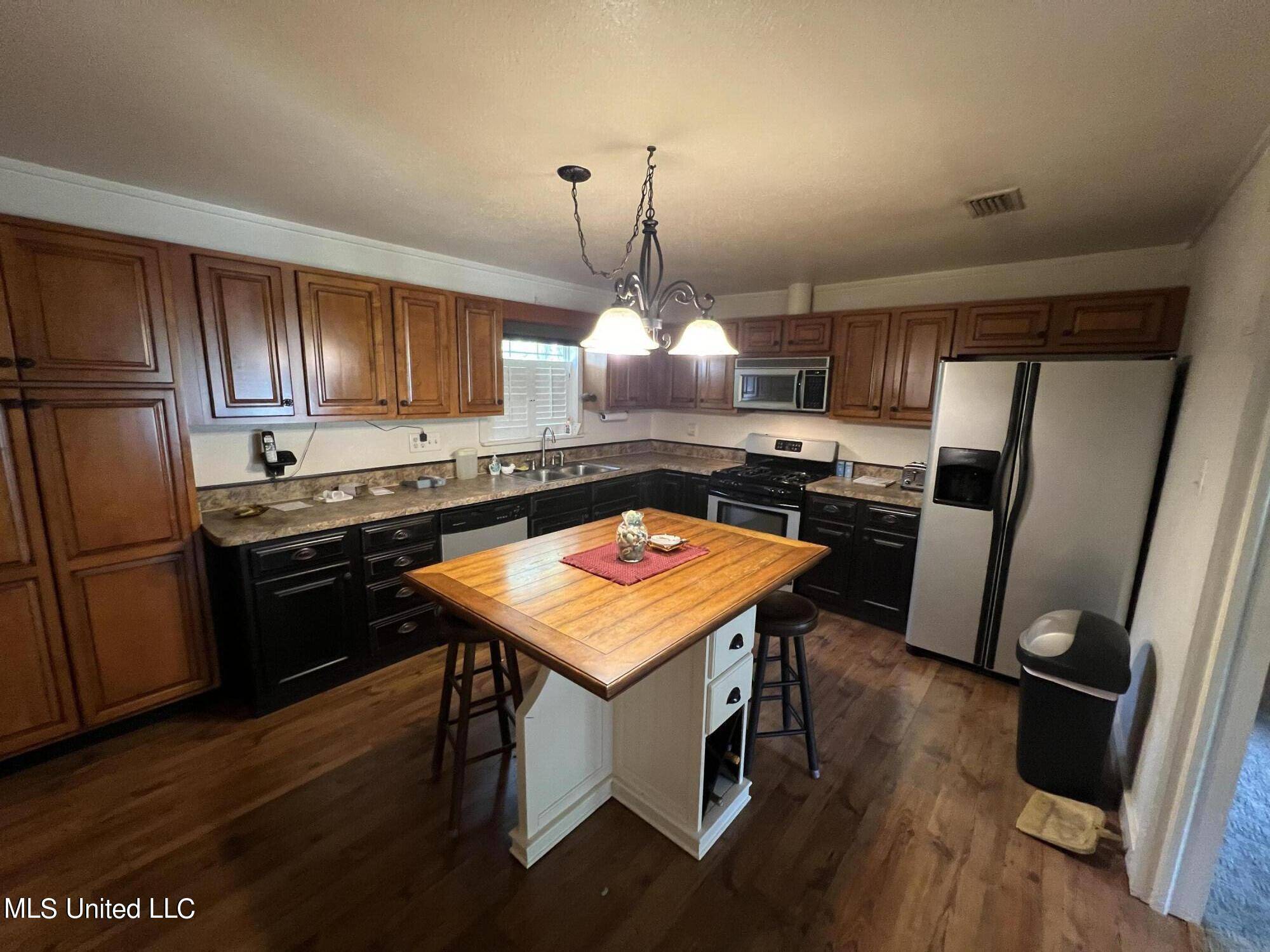 Pascagoula, MS 39581,2214 Eden Street