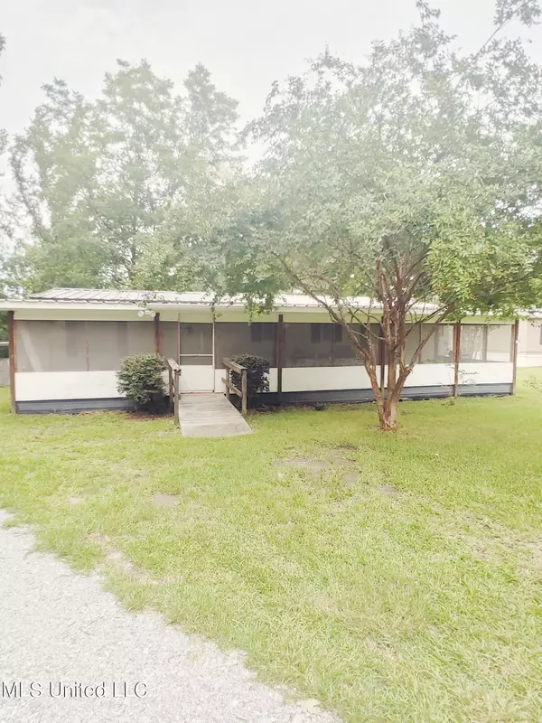 346 Lakeside Drive, Carriere, MS 39426