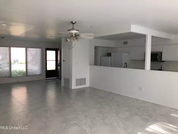 Ocean Springs, MS 39564,527 Front Beach Drive #8