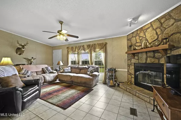 Poplarville, MS 39470,33 Tobacco Road