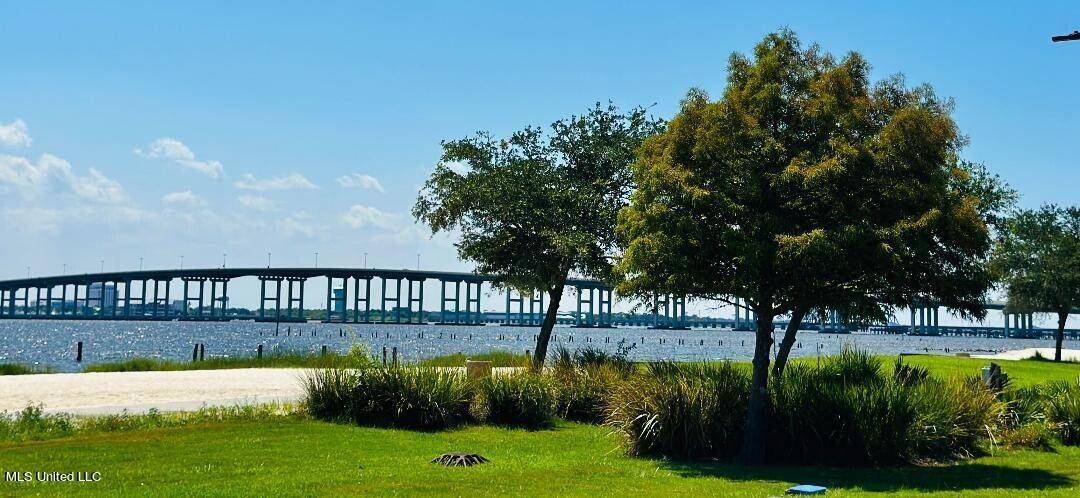 Ocean Springs, MS 39564,17 Gill Avenue