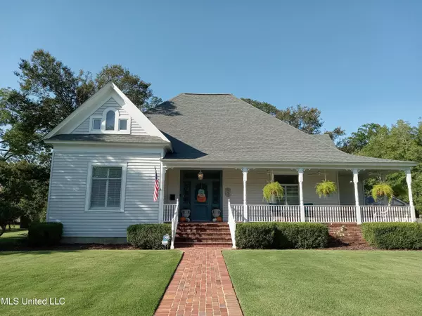 207 E Gresham Street, Indianola, MS 38751