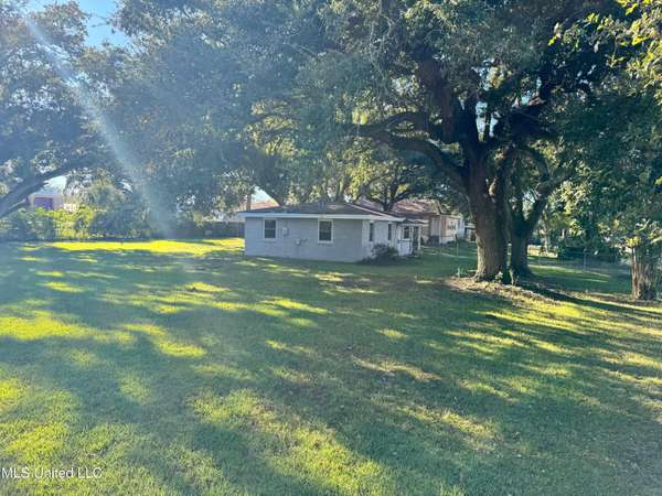 542 Demontluzin Avenue, Bay Saint Louis, MS 39520