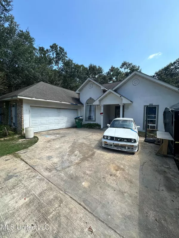 1808 Pelican Avenue, Ocean Springs, MS 39564