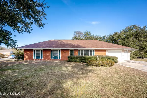 2601 Parkwood Place, Ocean Springs, MS 39564