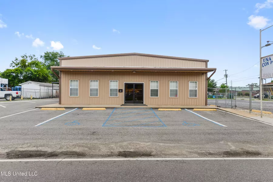 3308 Old Mobile Avenue, Pascagoula, MS 39581