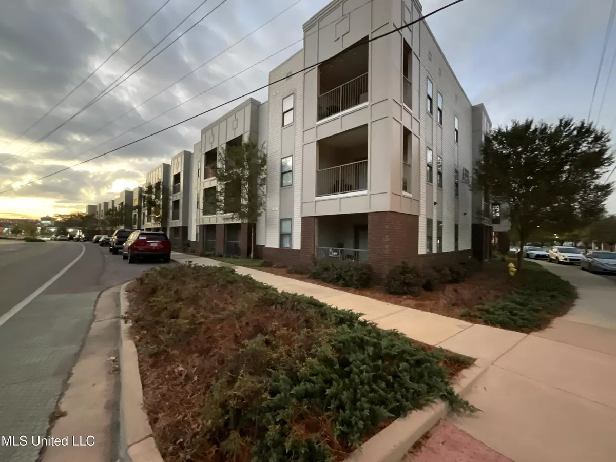 Starkville, MS 39759,290 Russell Street #211