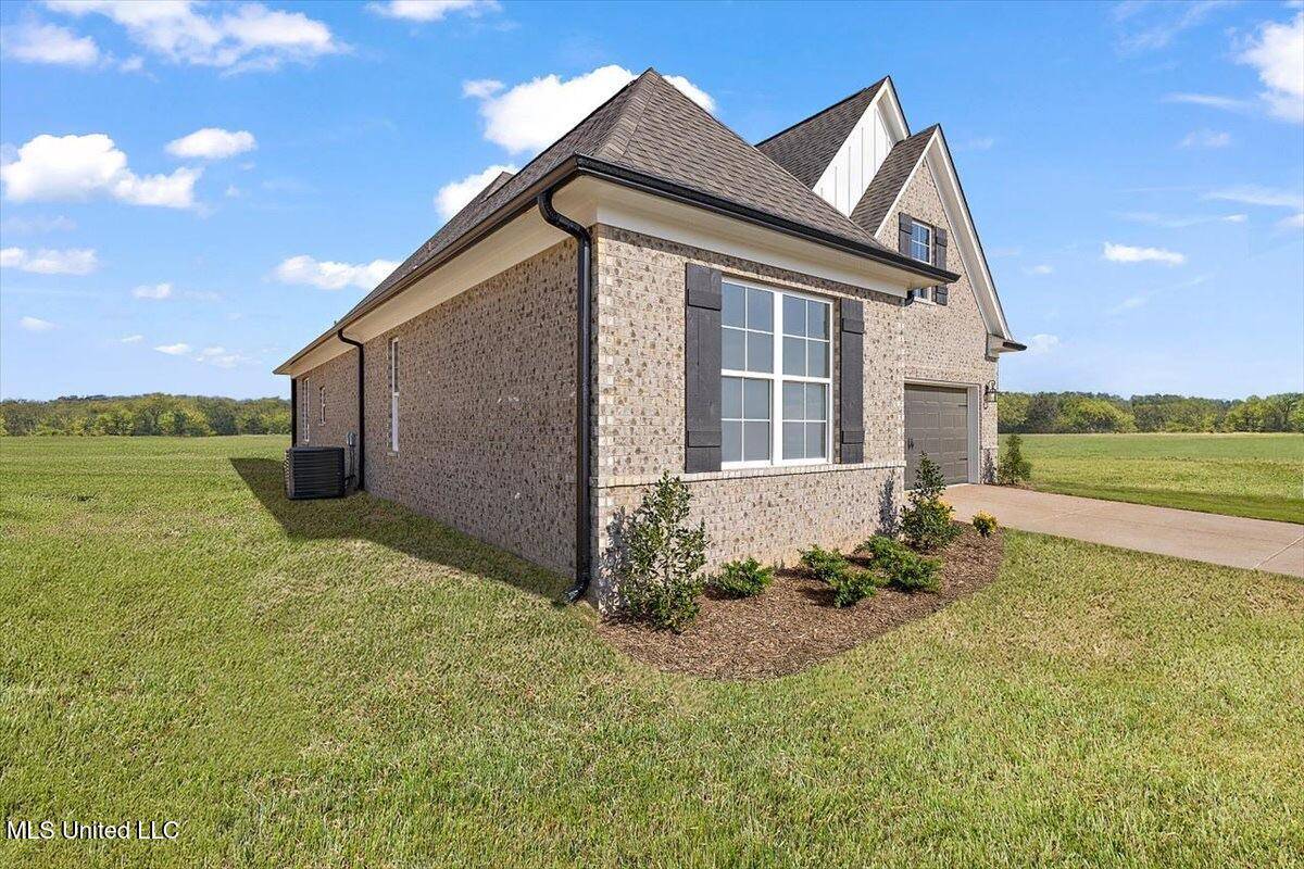Nesbit, MS 38651,814 Coahoma Court