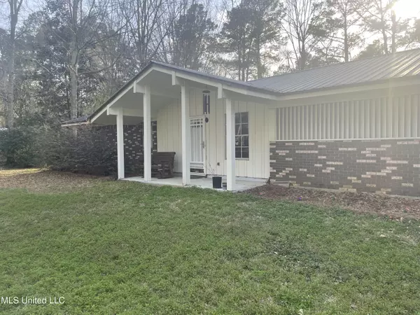 Magee, MS 39111,704 NW Elm Avenue