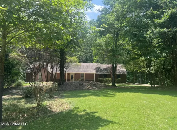 835 Rolling Oaks Drive, Grenada, MS 38901