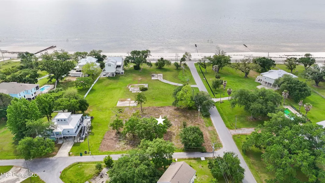 112 Sears Avenue, Waveland, MS 39576