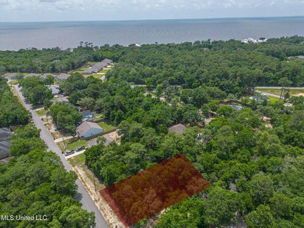 2303 Oak Street, Ocean Springs, MS 39564