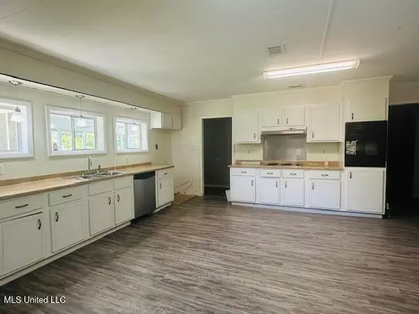 Picayune, MS 39466,1561 Section Line Road