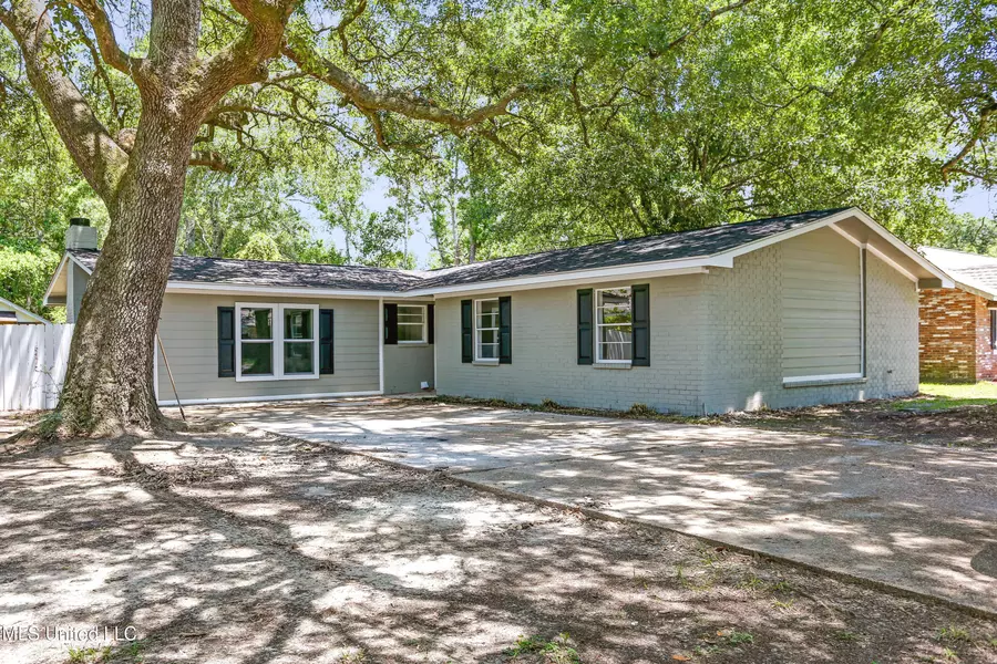 10016 Oakwood Park Drive, Moss Point, MS 39562