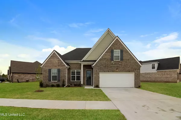 9308 S Lakeside Circle, Walls, MS 38680