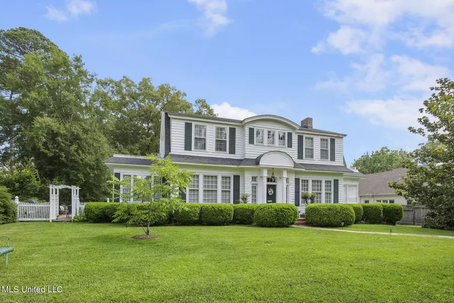 1616 Poplar Boulevard, Jackson, MS 39202