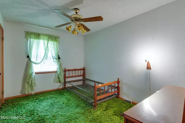 Senatobia, MS 38668,512 Saint Paul Avenue