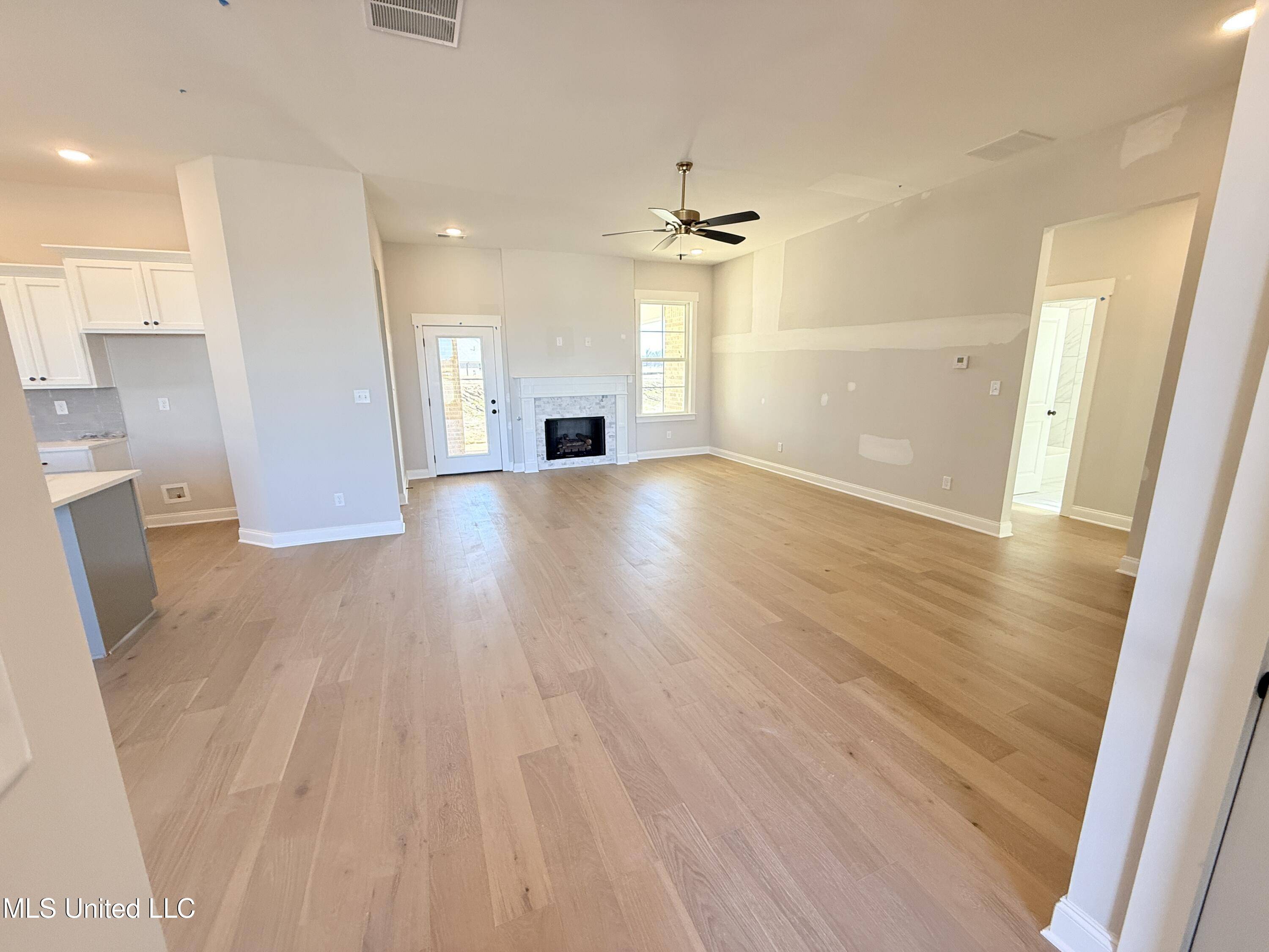 Nesbit, MS 38651,986 Coahoma Court