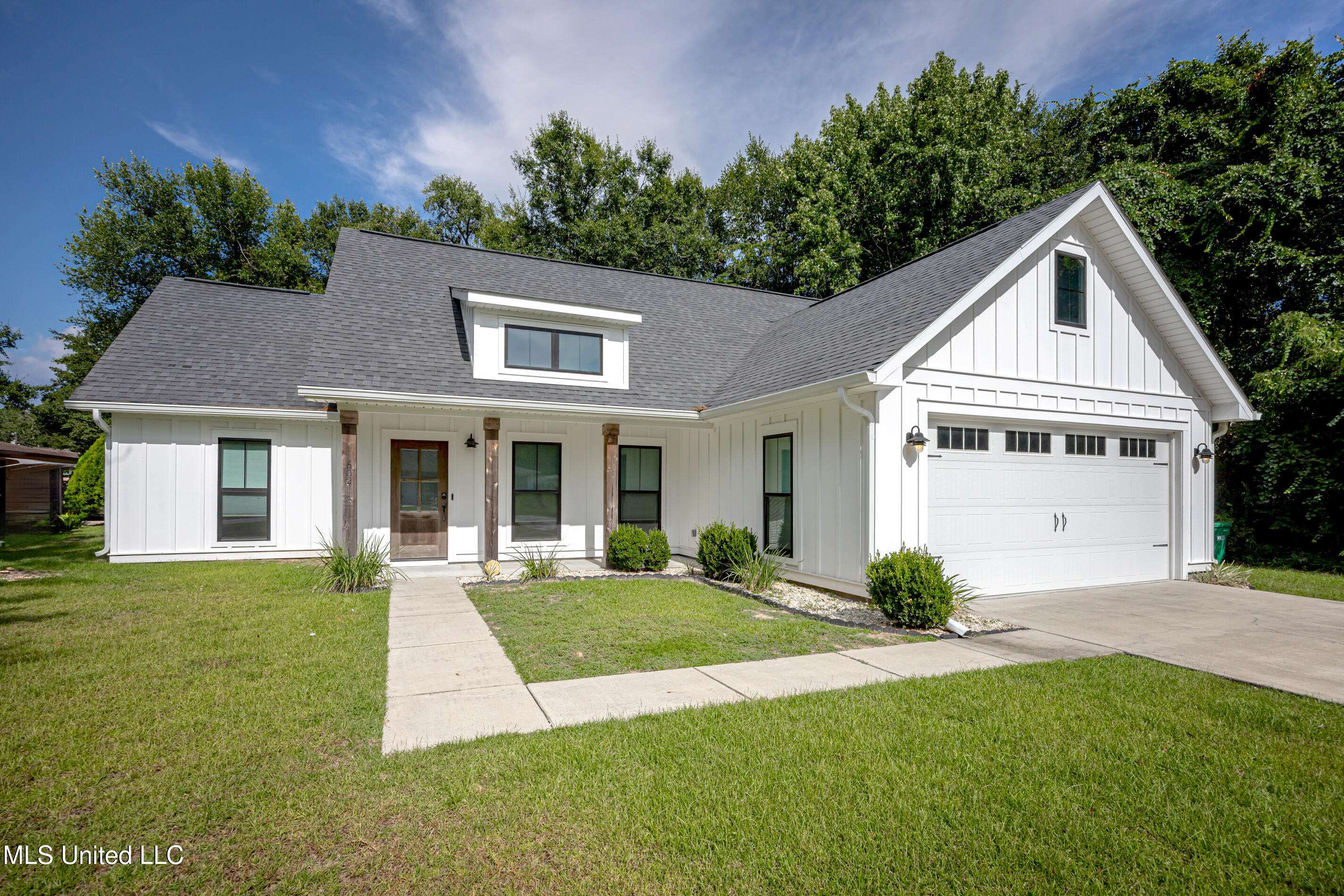 1602 Lake Mars Avenue, Ocean Springs, MS 39564