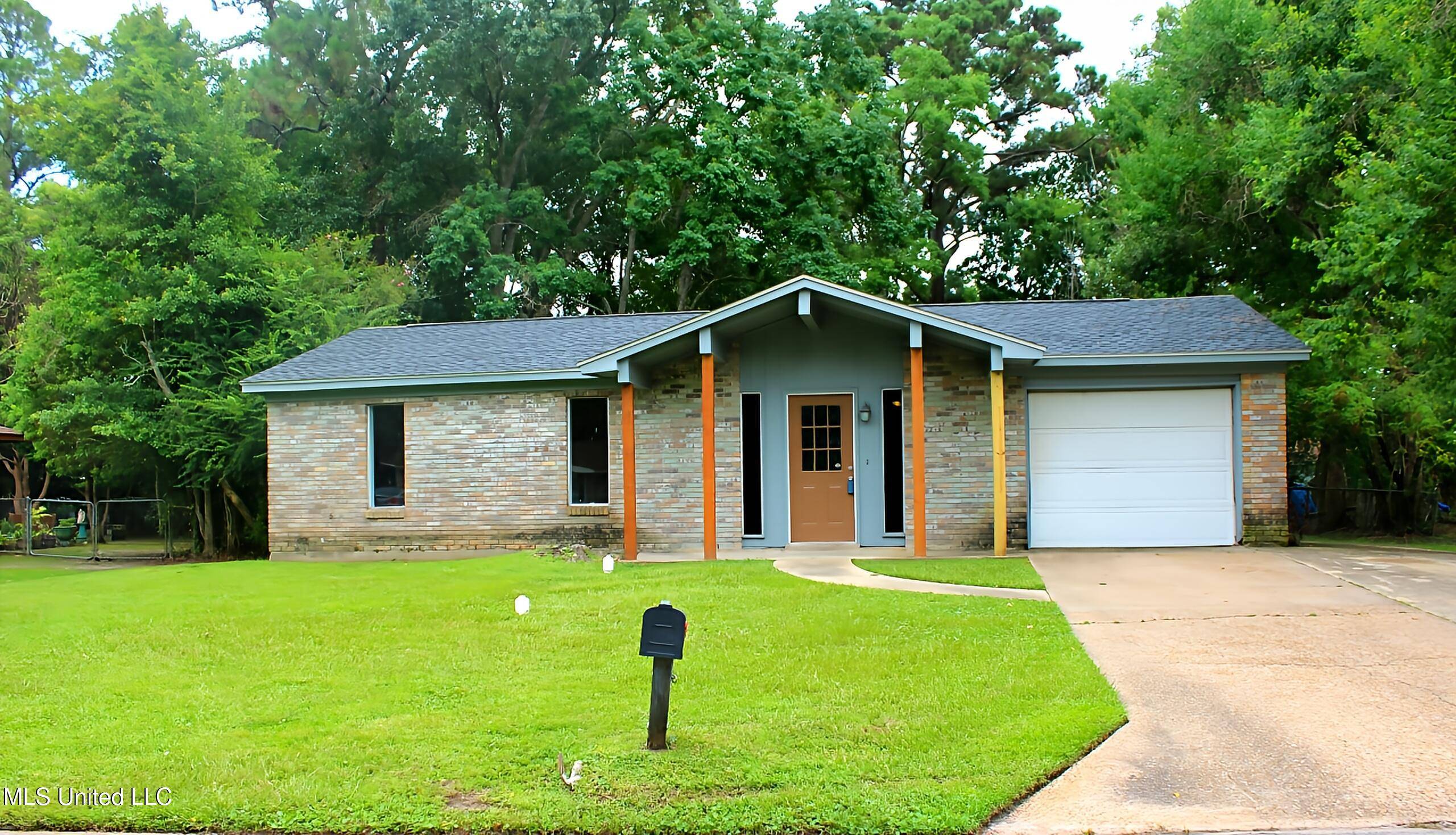 1905 C W Webb Road, Gautier, MS 39553