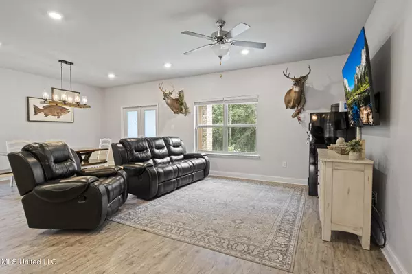 Biloxi, MS 39532,5367 Overland Drive