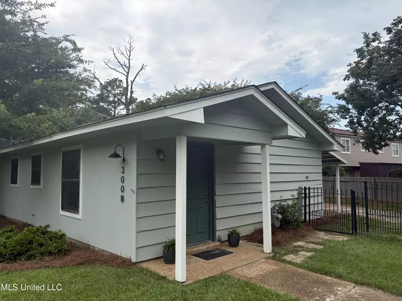 300 Lindale Circle Street #B, Clinton, MS 39056