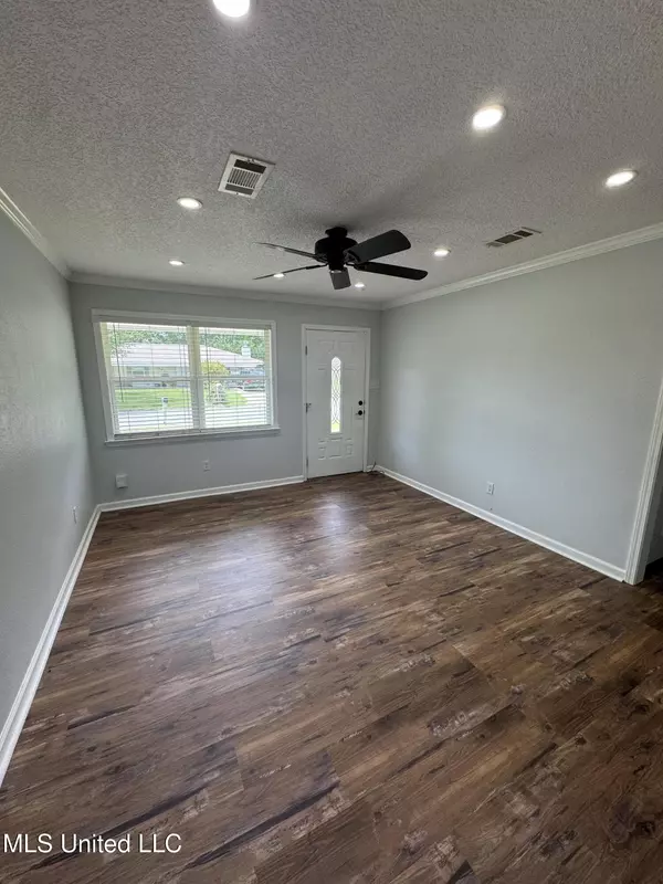 Ocean Springs, MS 39564,6608 Columbus Circle