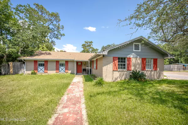 1300 Chalmette Avenue, Ocean Springs, MS 39564