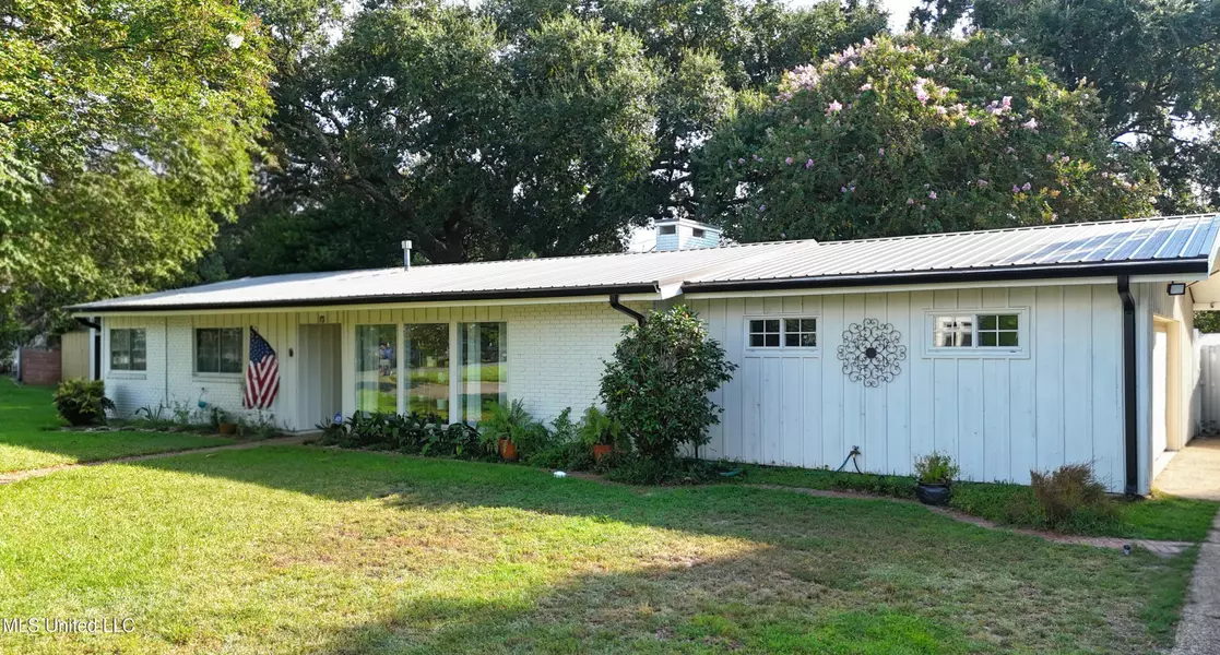 15 Oakwood Drive, Gulfport, MS 39507