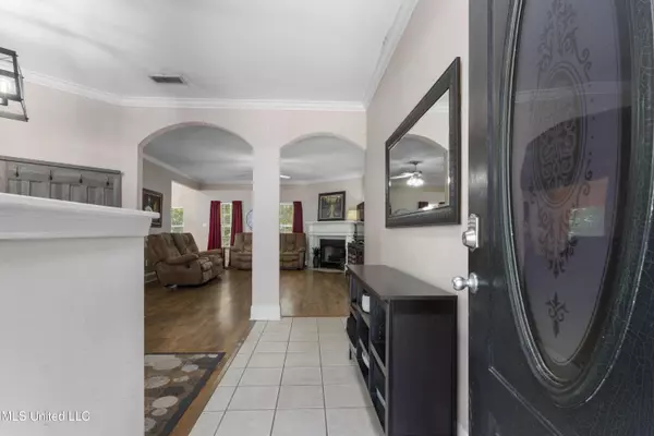 Ocean Springs, MS 39564,2213 Rue Beaux Chenes