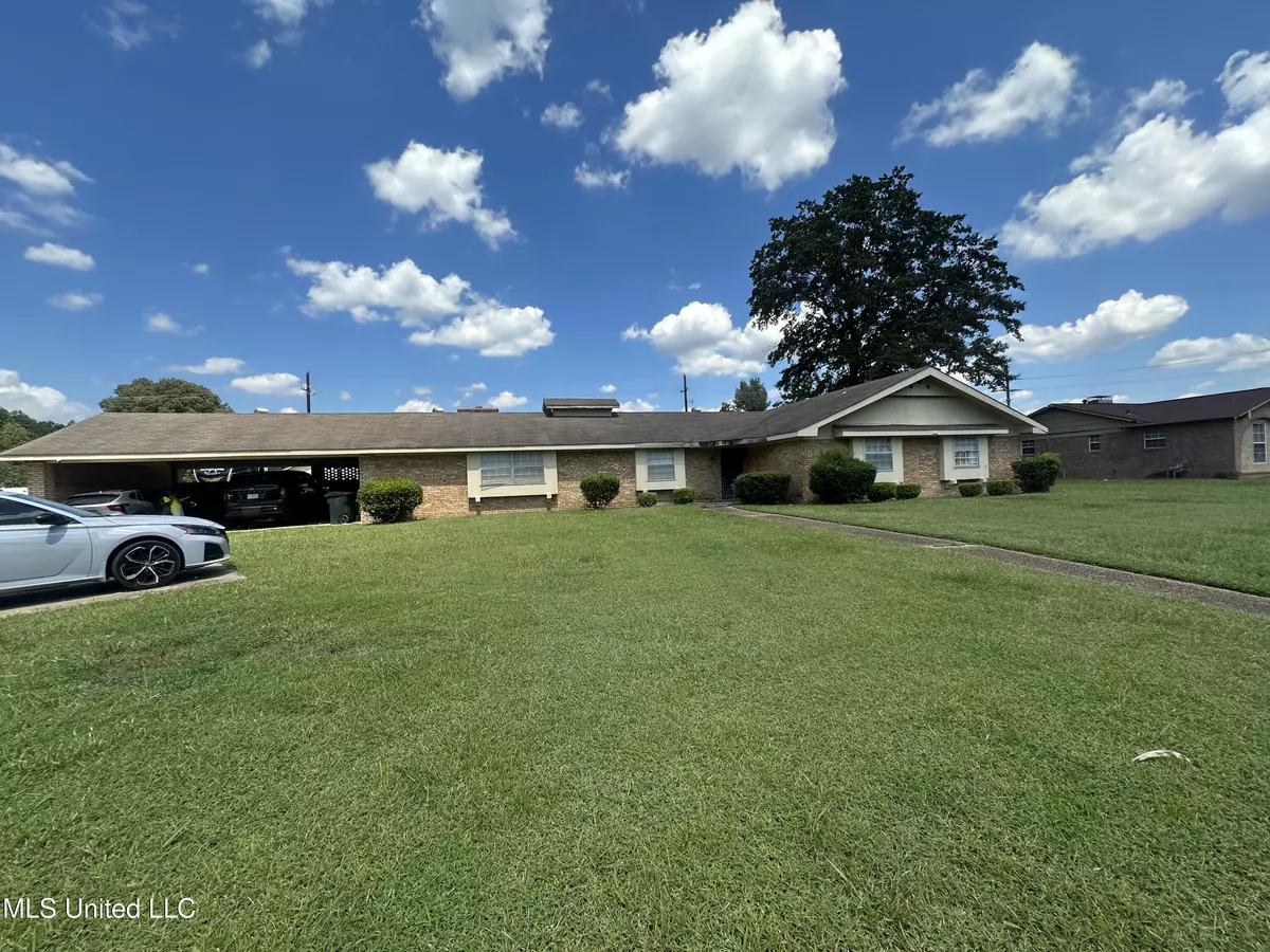 Greenwood, MS 38930,128 Country Club Drive