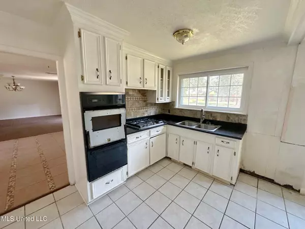 Jackson, MS 39213,3704 John F Kennedy Boulevard #J