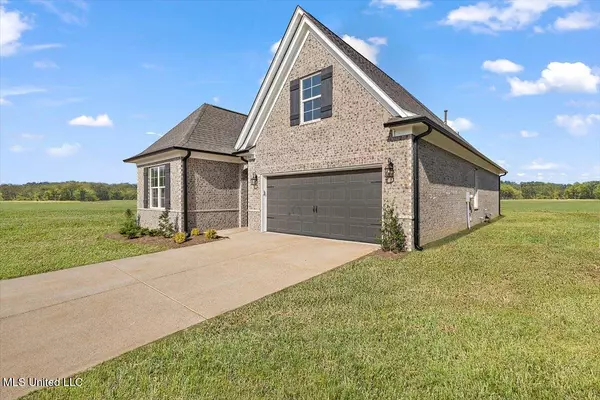 Nesbit, MS 38651,916 Coahoma Court