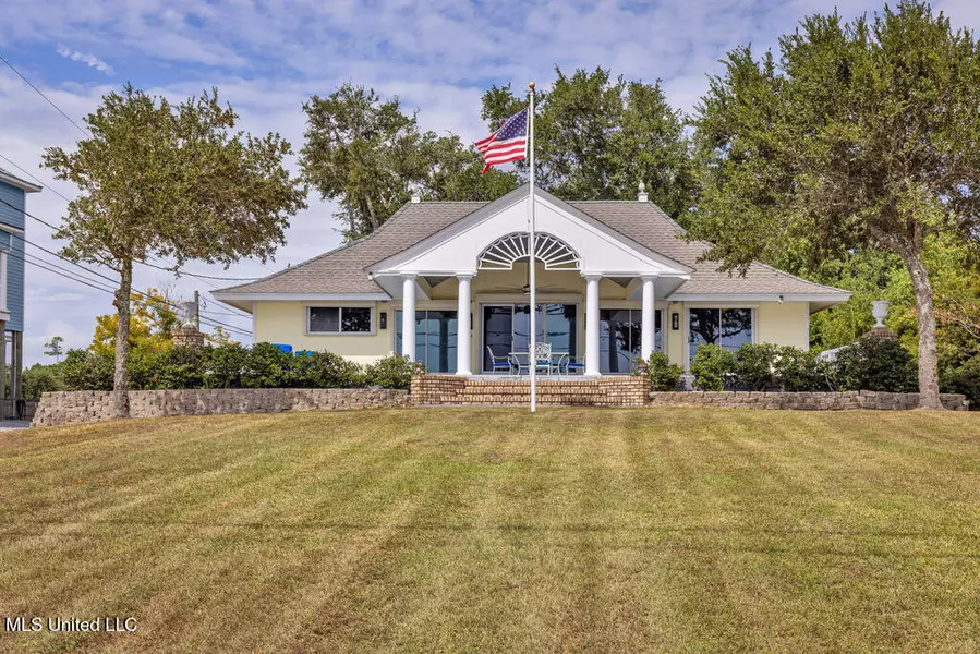 816 S Beach Boulevard, Waveland, MS 39576