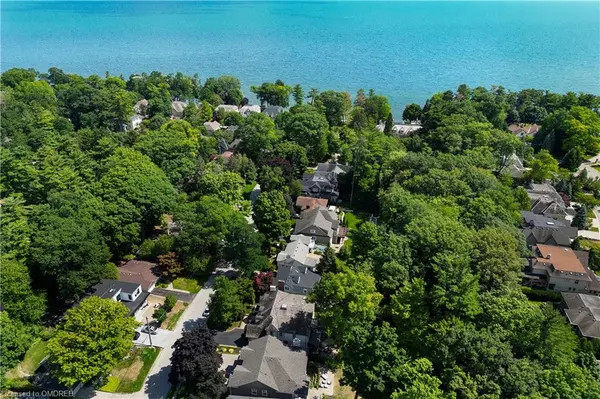 Oakville, ON L6K 2V3,78 Holyrood Avenue